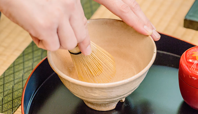 whisk-matcha-with-chaisen