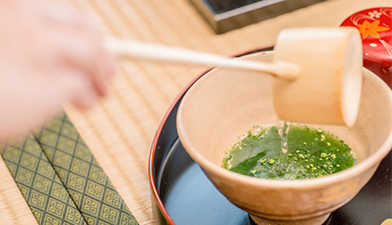 pour-boil-water-into-matcha